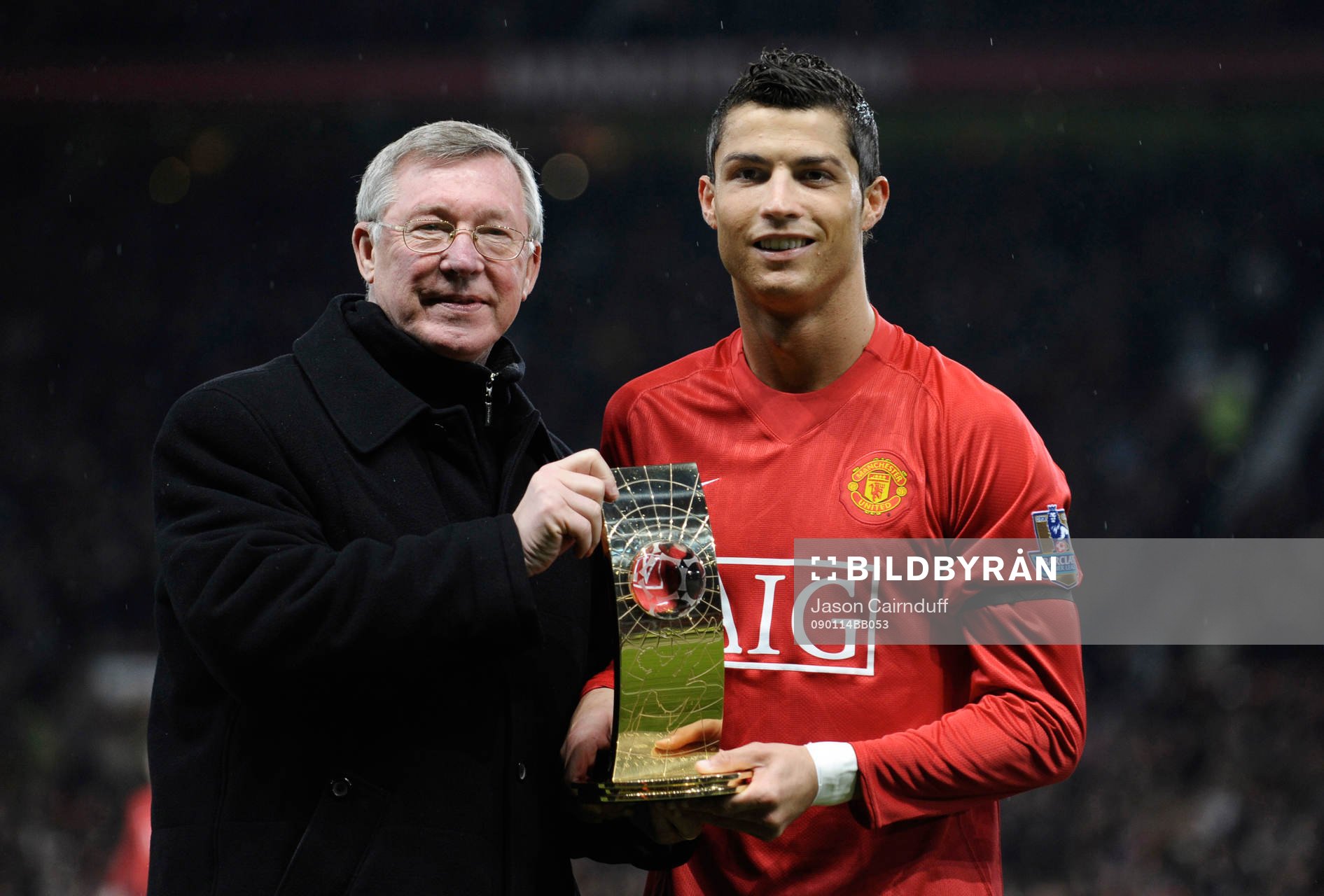 Cristiano Ronaldo får pokalen för  the World Player of