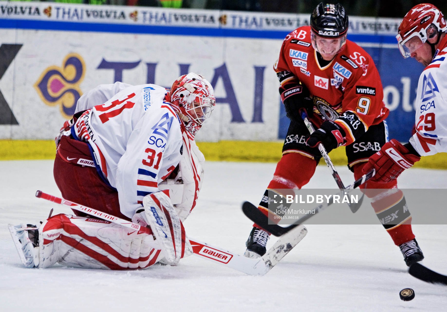 Tommi Miettinen, Luleå, oroar framför Johan Backlund,
