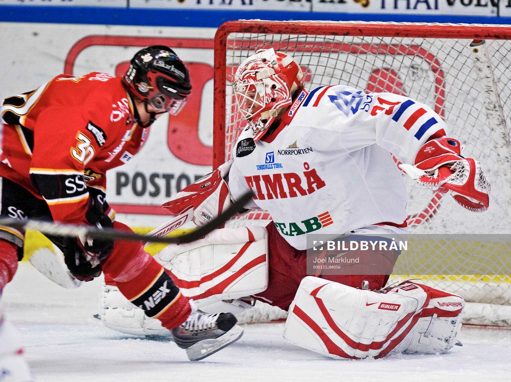 Linus Omark, Luleå, gör ett konstmål på Johan Backlund,