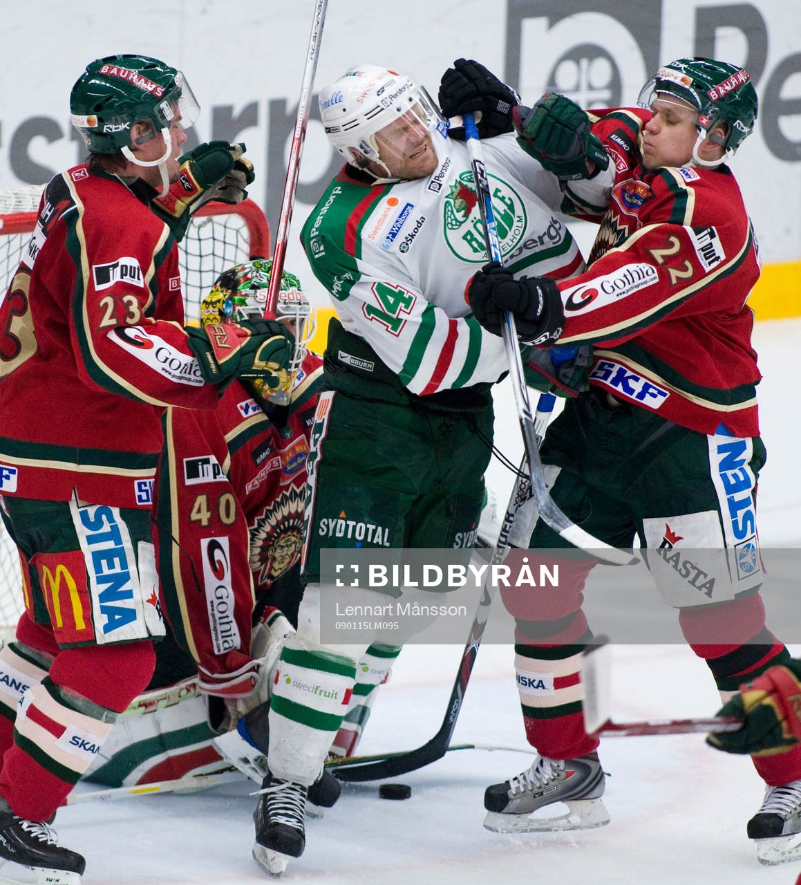 Janne Niskala och Ronnie Sundin trycker till Mikael Gath