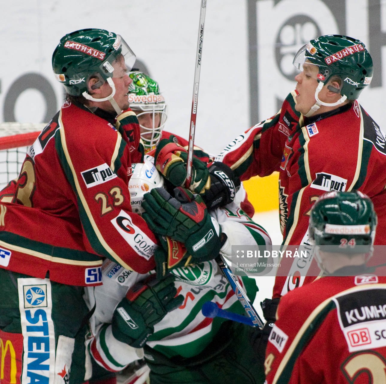 Janne Niskala och Ronnie Sundin trycker till Mikael Gath