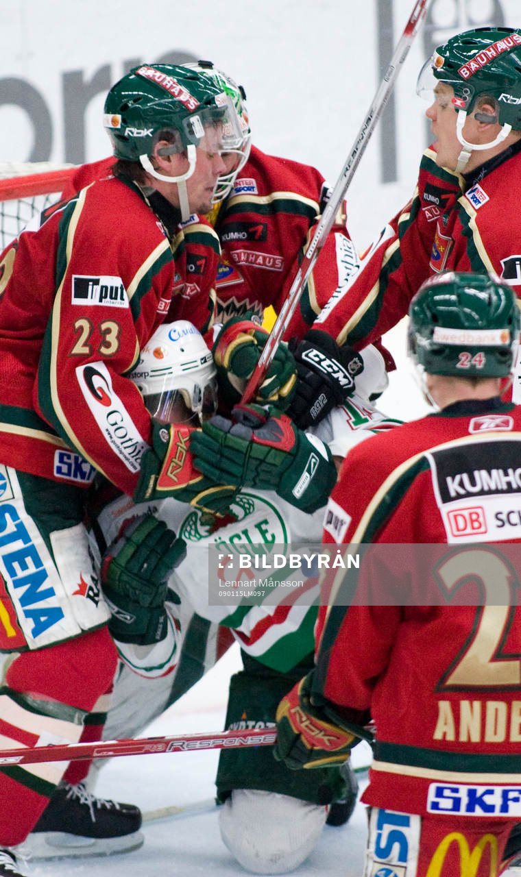 Janne Niskala och Ronnie Sundin trycker till Mikael Gath