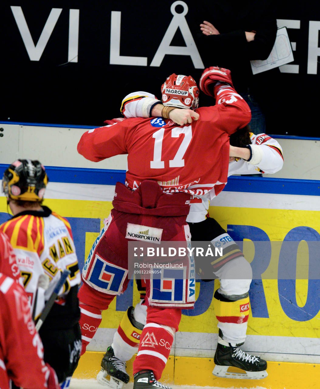 Kyle Wanvig, Brynäs slåss med Johan Andersson, Timrå.