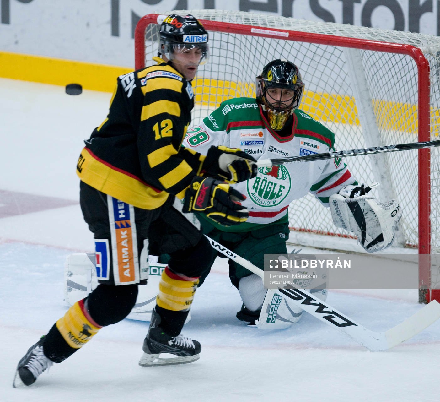 Kent McDonell framme vid Jürgen Penker, men pucken går