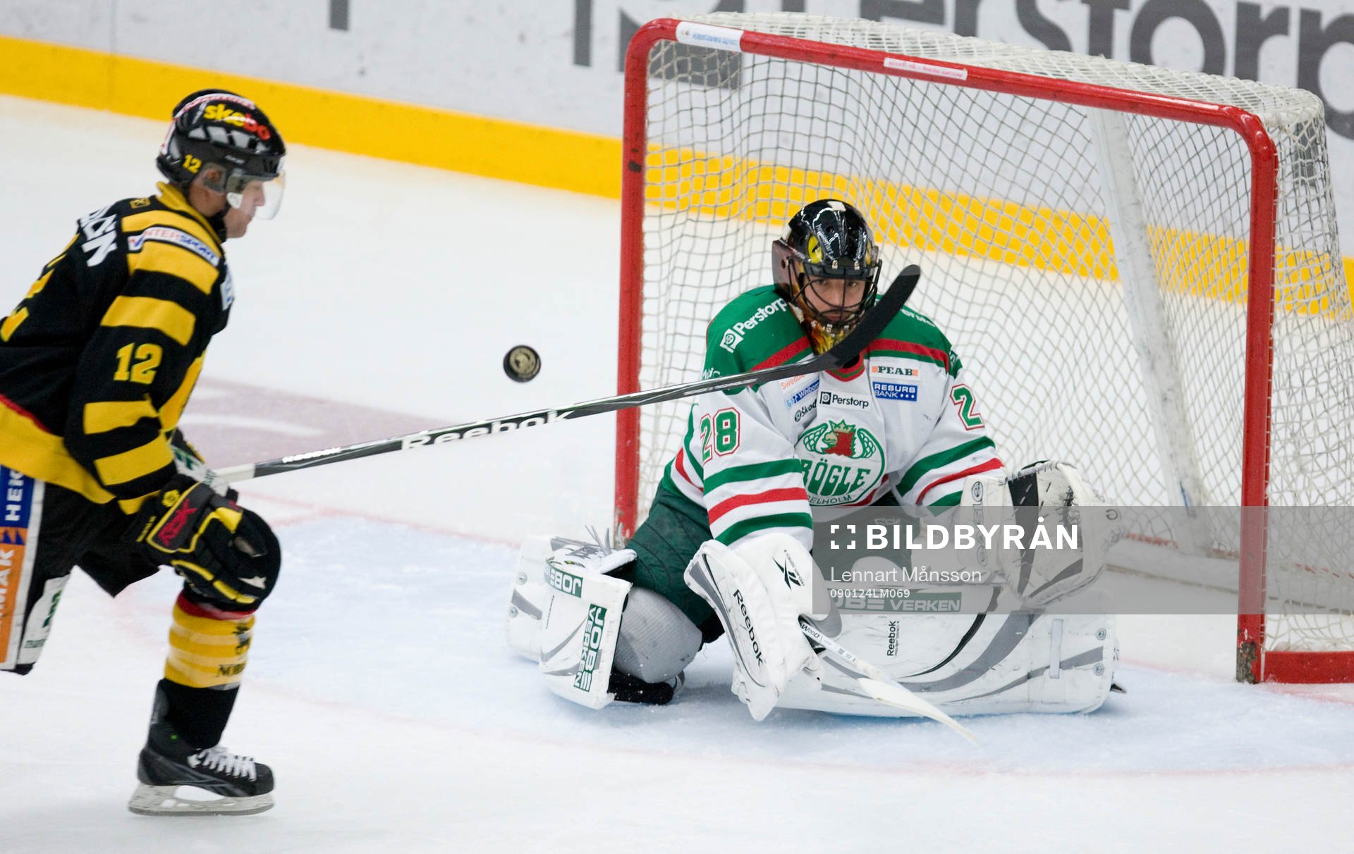 Kent McDonell framme vid Jürgen Penker, men pucken går