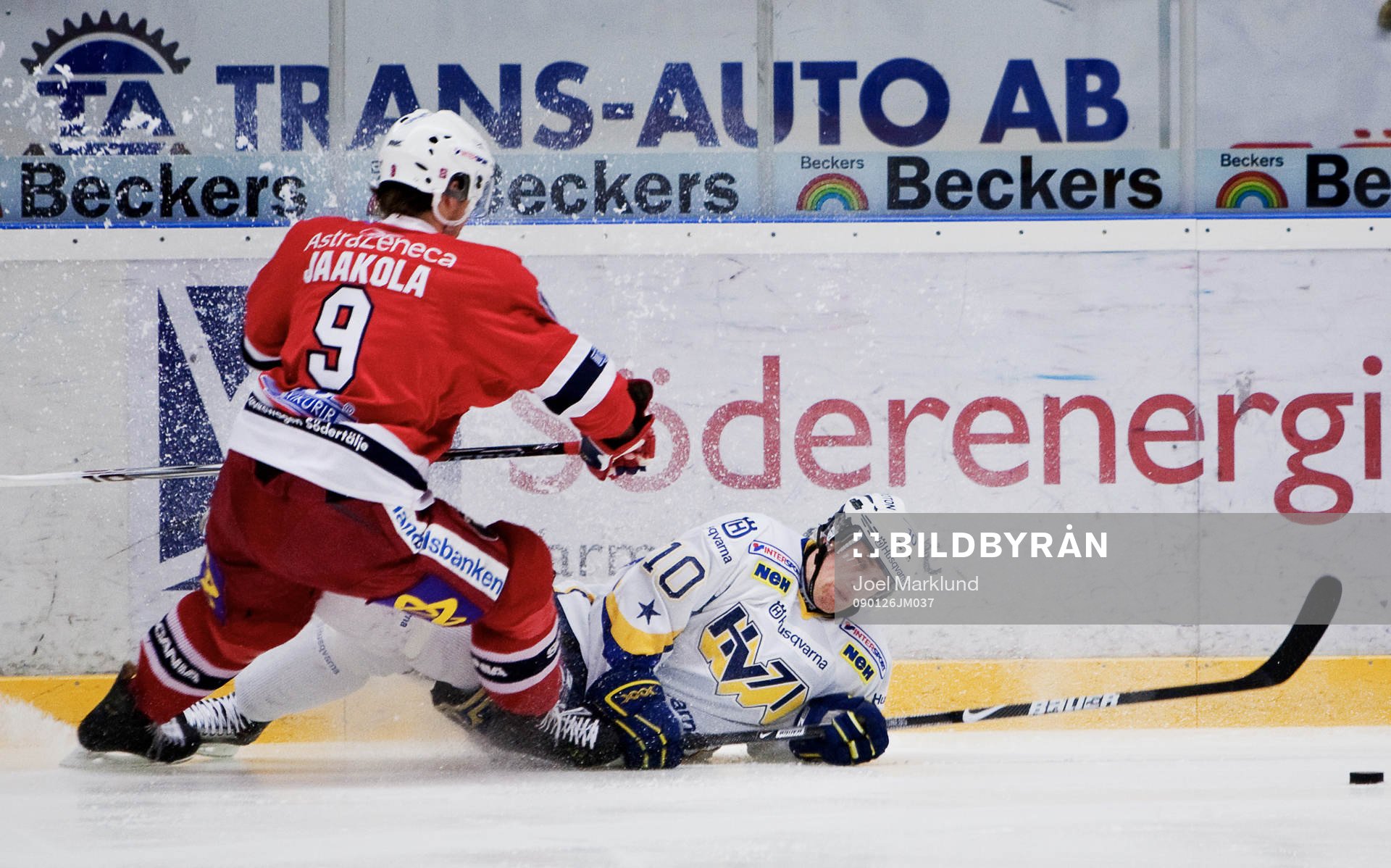 Martin Thörnberg, HV71, förlorar en närkamp mot Topi