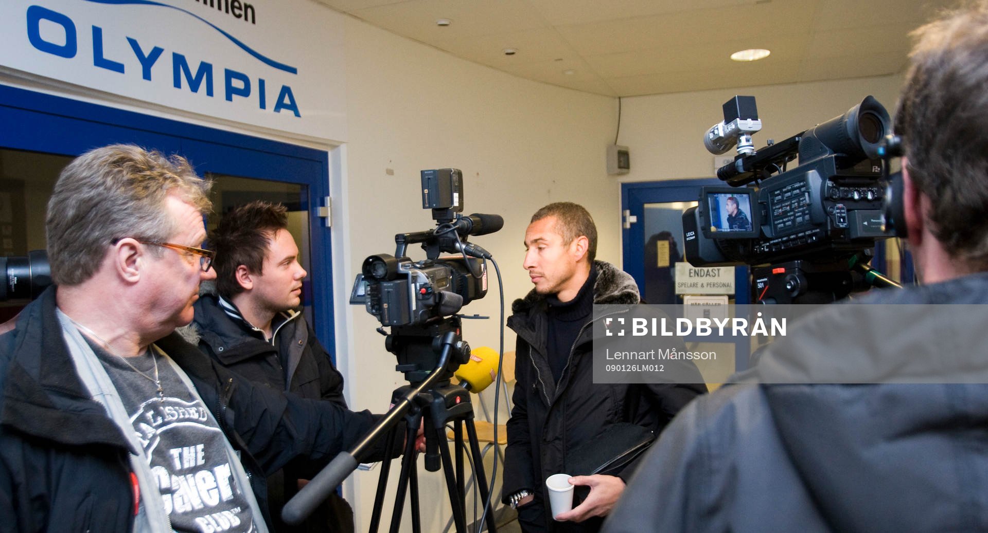 Henrik Larsson gjorde sin första träning, här svarar han