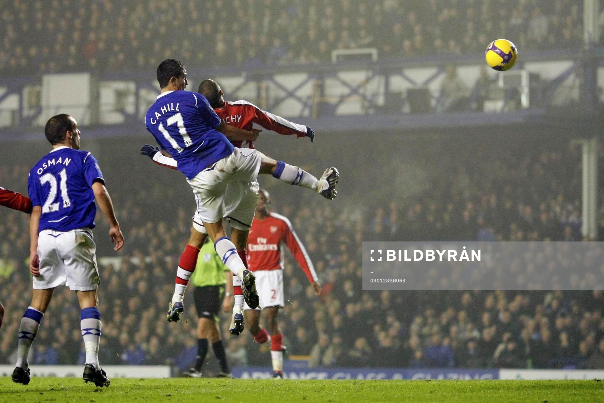 Tim Cahill gör första målet för Everton