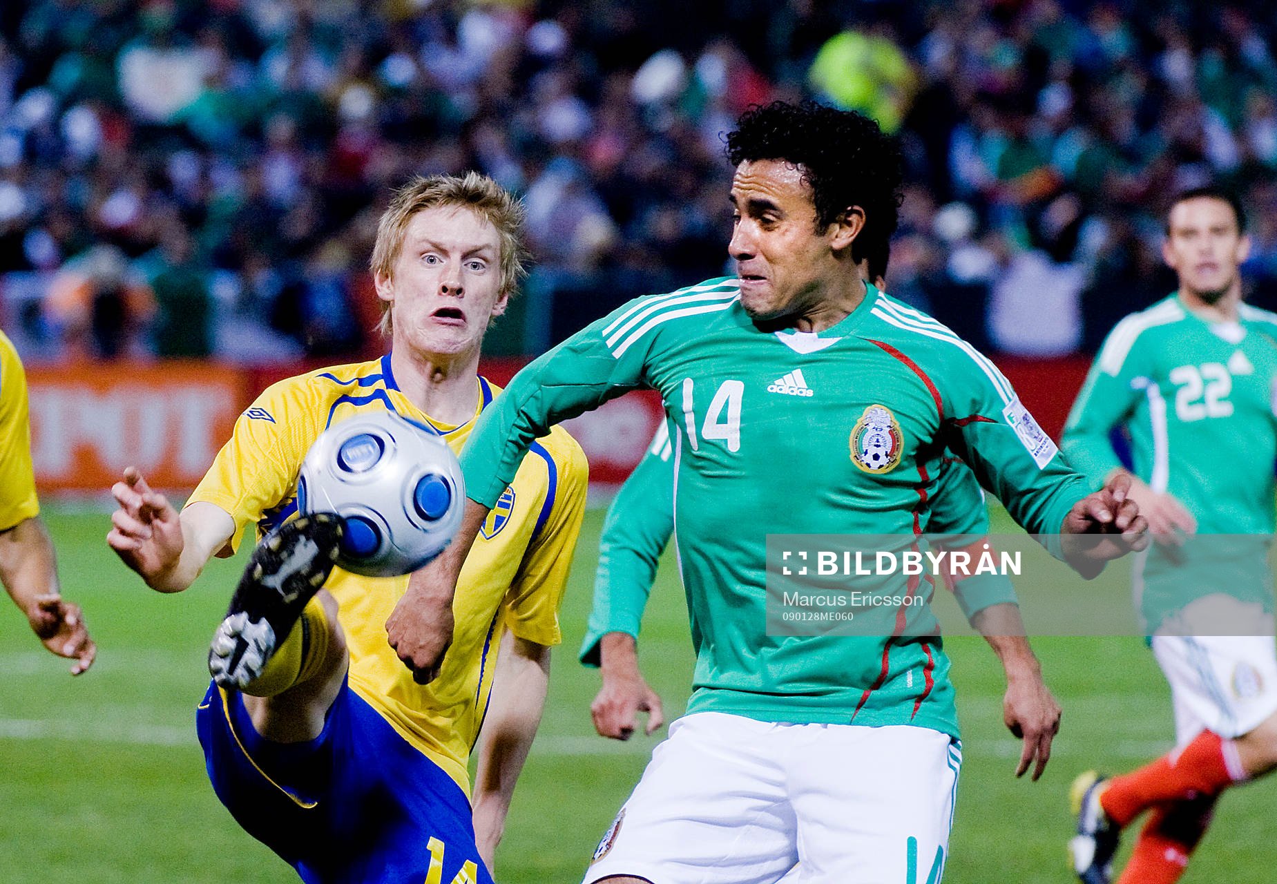 Rasmus Elm, Sverige i kamp om bollen med Leobardo Lopez,