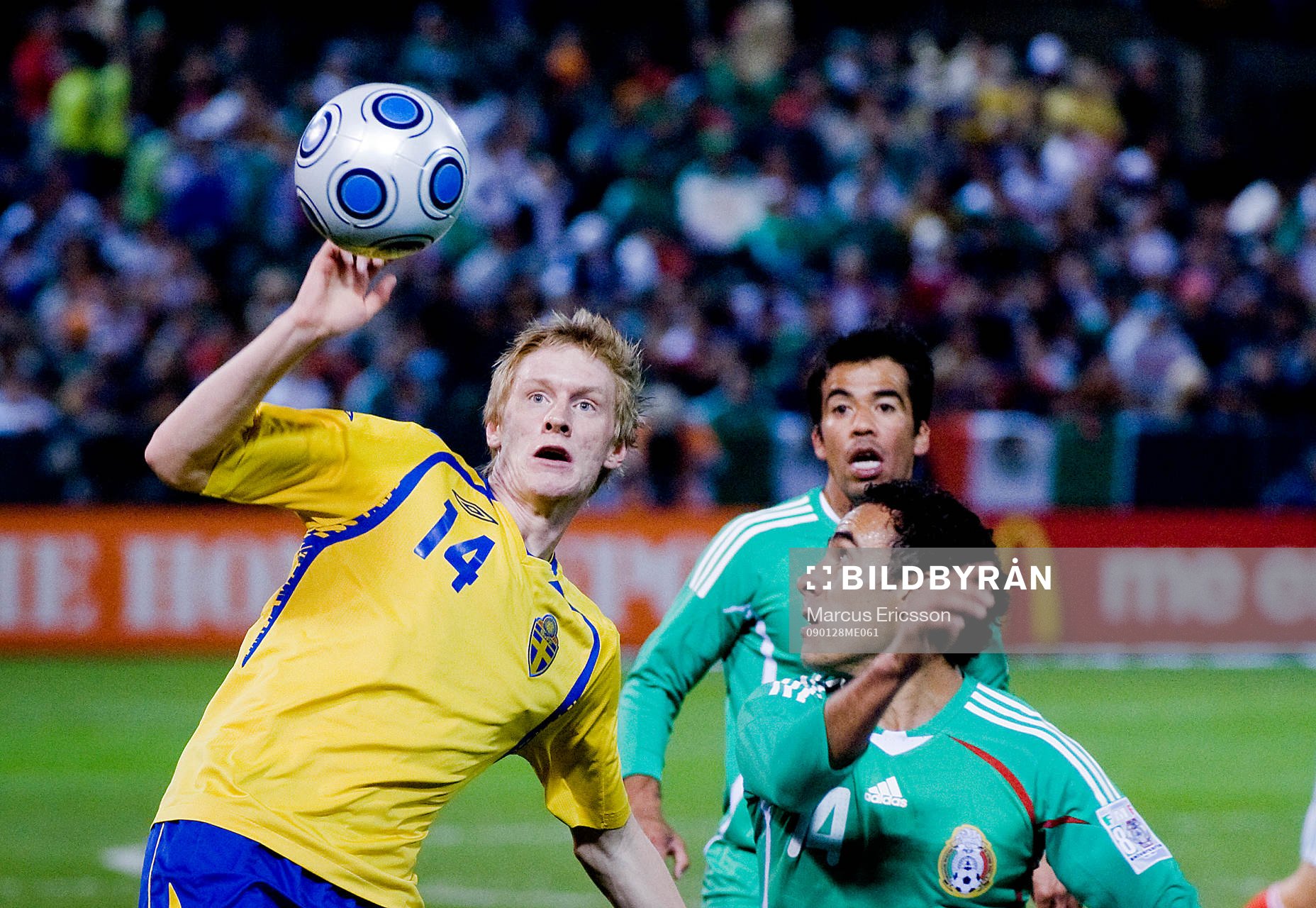 Rasmus Elm, Sverige i kamp om bollen med Leobardo Lopez,