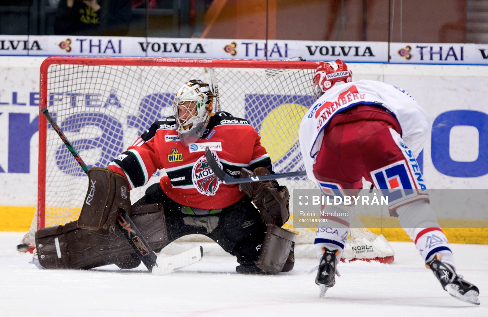 Martin Sonnenberg, Timrå skjuter på Michal Zajkowski,