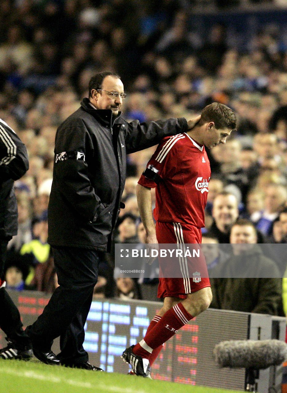 Rafael Benitez, tränare, Liverpool, leder en skadad Steven