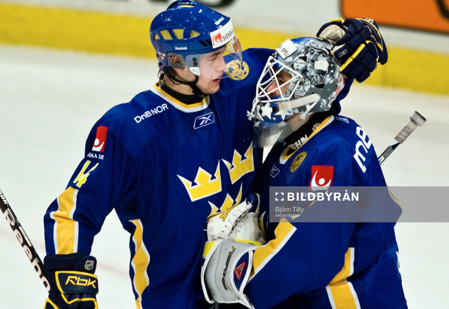 Victor Hedman och Stefan Liv, målvakt, jubel