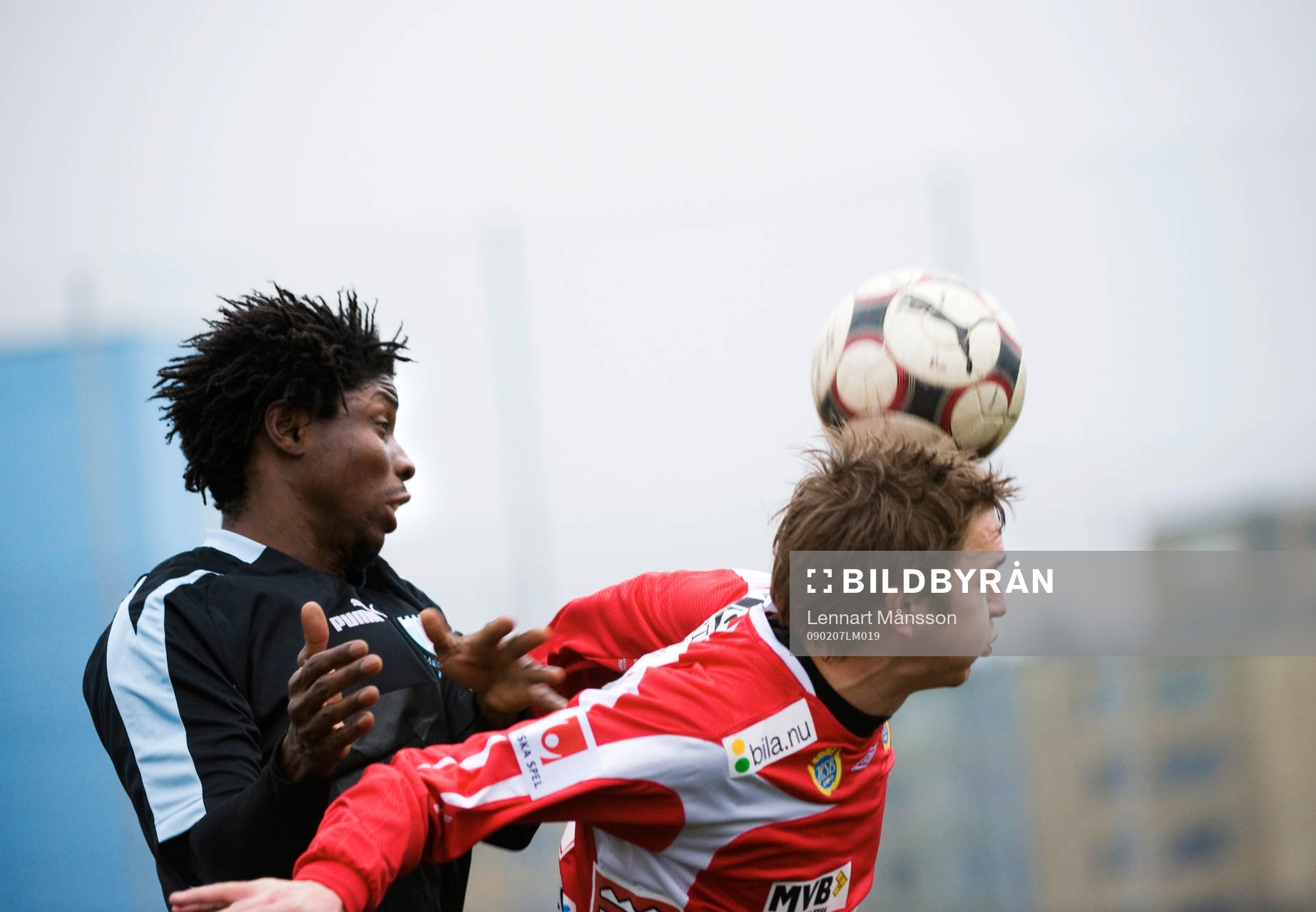 Jimmy Dixon trycker till Fredrik Olsson