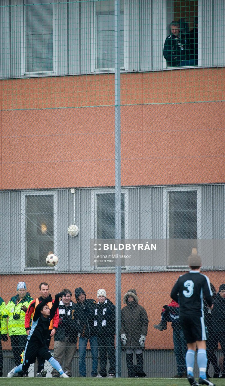 Hasse Borg stannade på kansliet och ser här Ricardo kasta