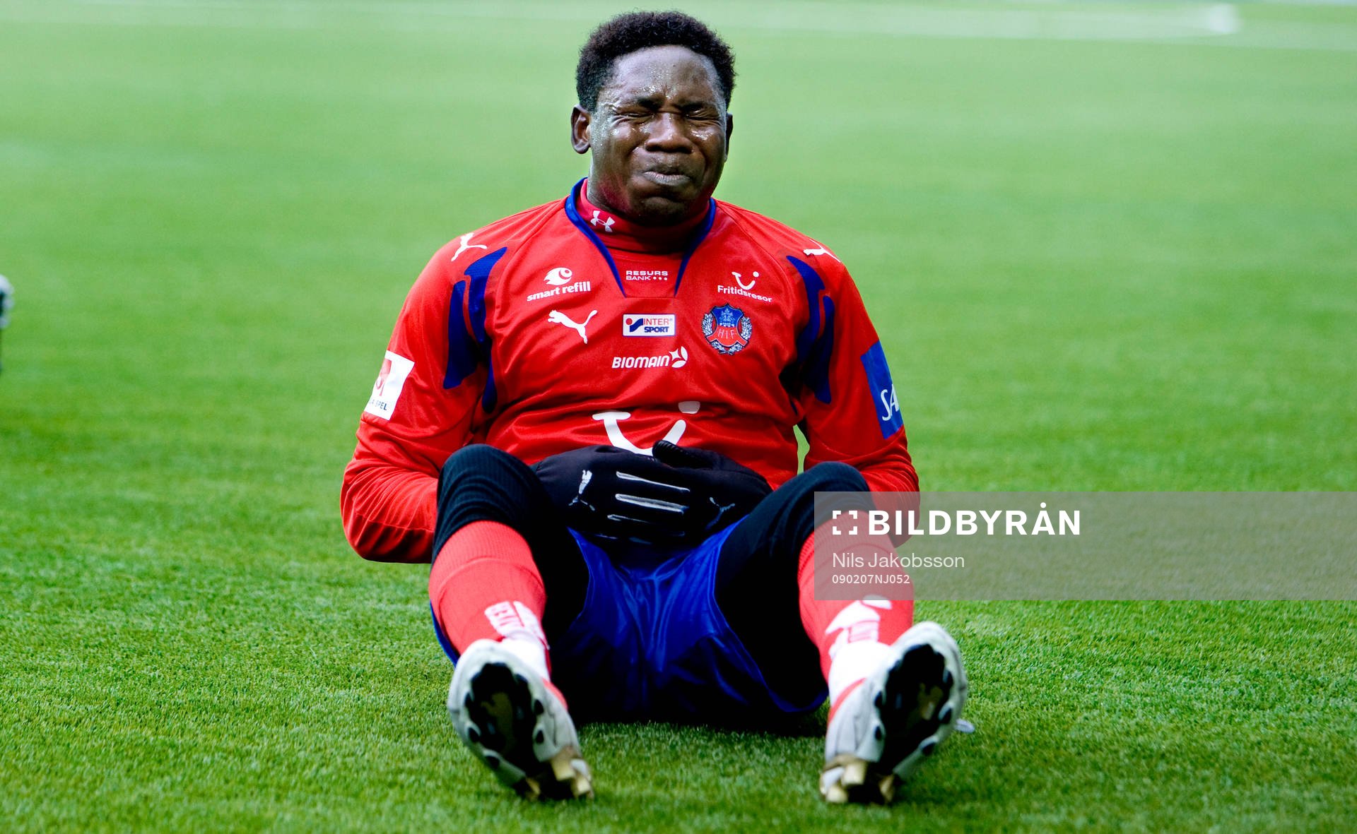 Adama Tamboura, får en spark i magen och grinar illa