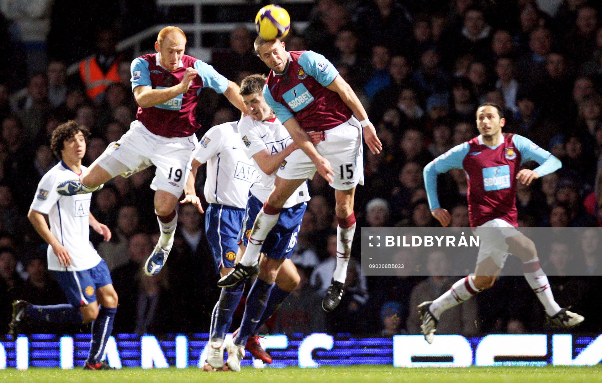  James Collins och Matthew Upson, West Ham i nickduell med Michael Carrick, Manchester United. 