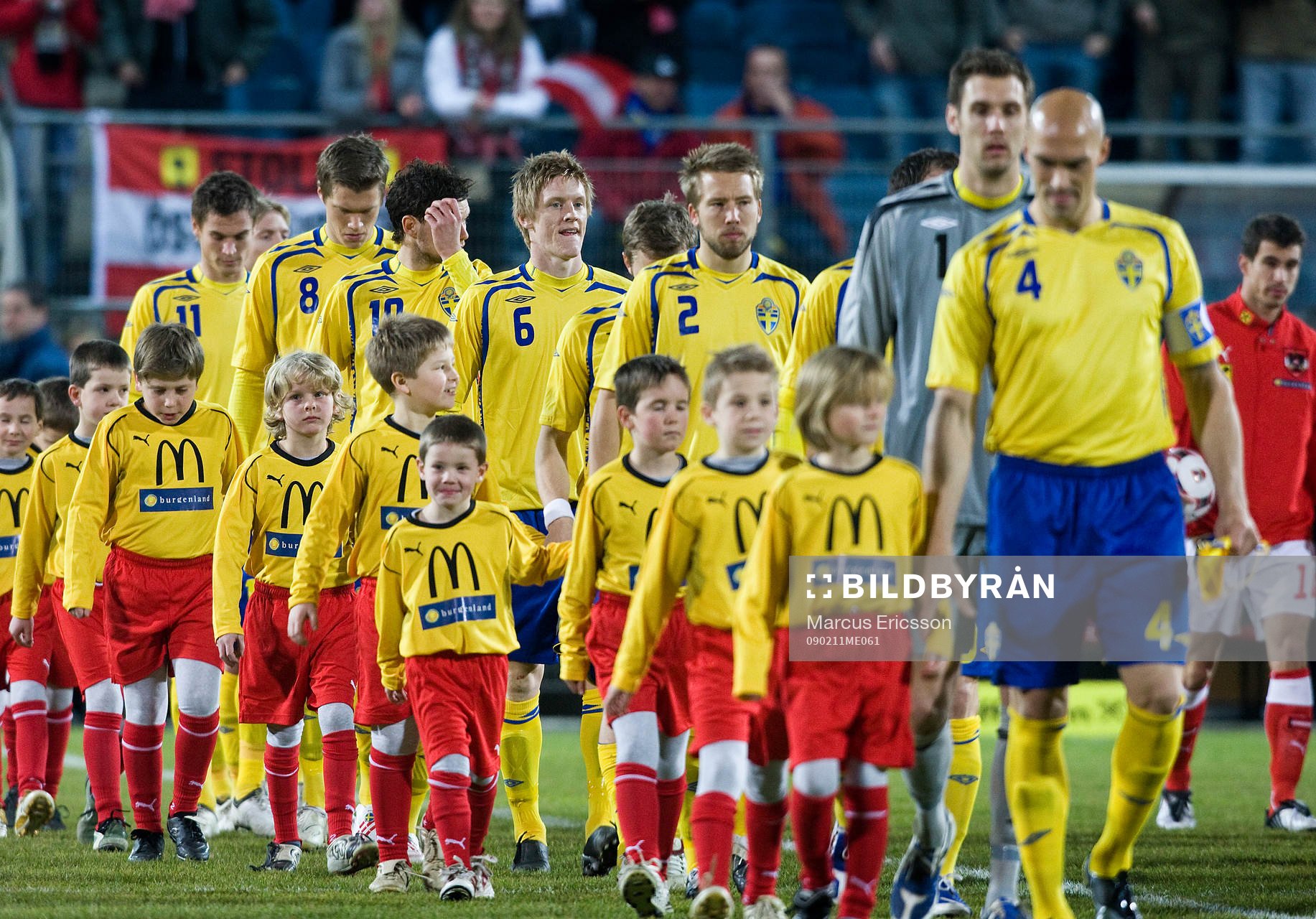 Sverige gör entré på matcharenan. Nr. 6 Rasmus Elm