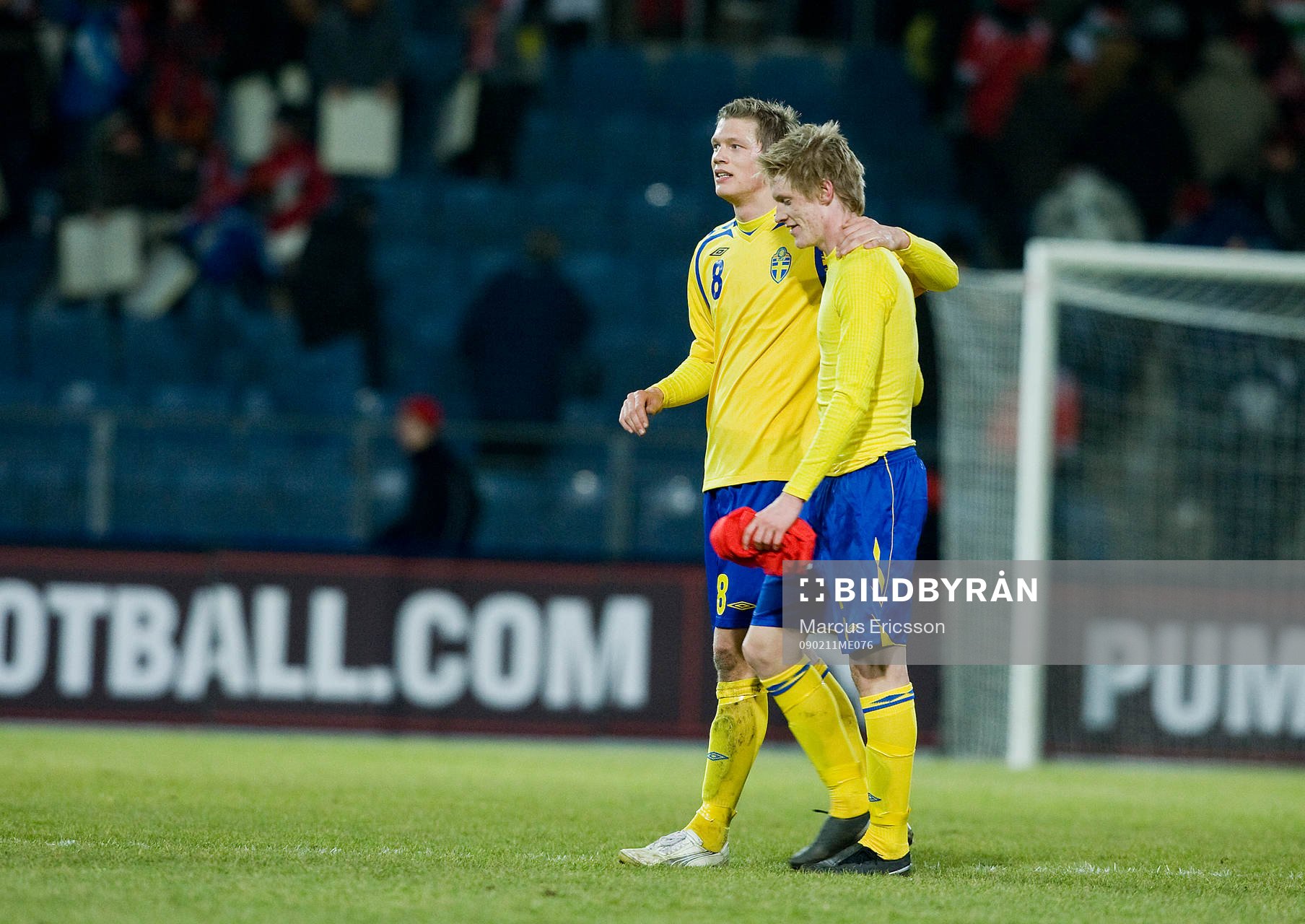 Viktor Elm grattar brorsan Rasmus Elm