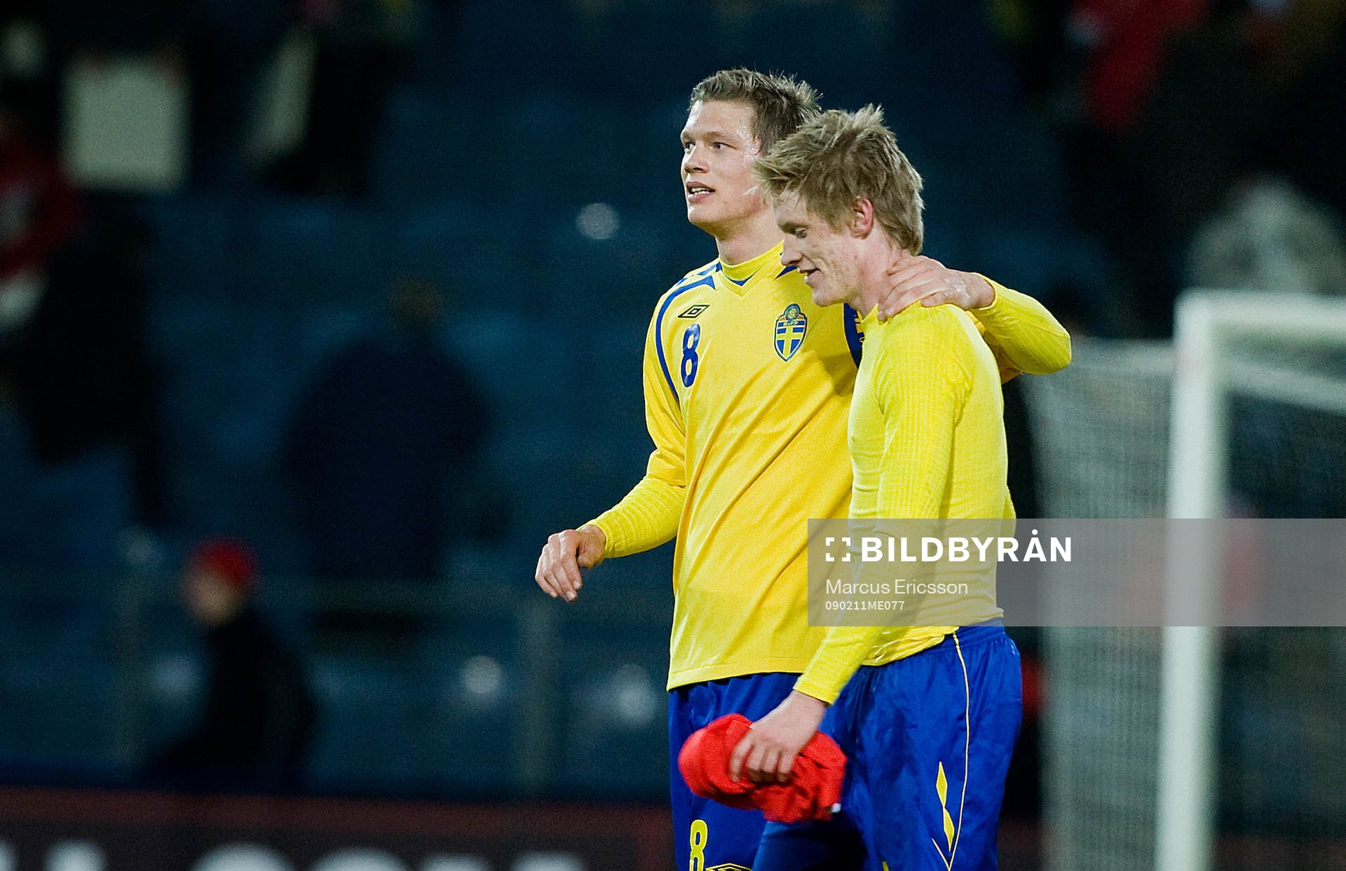 Viktor Elm grattar brorsan Rasmus Elm