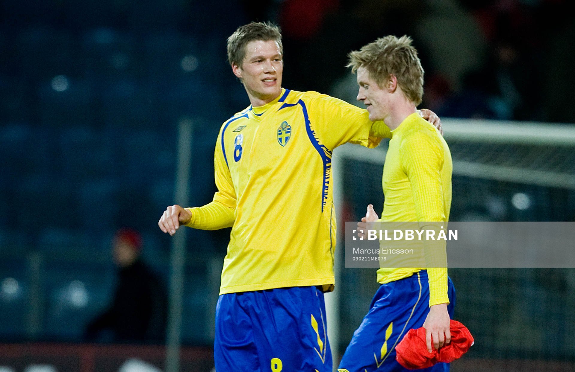 Viktor Elm grattar brorsan Rasmus Elm