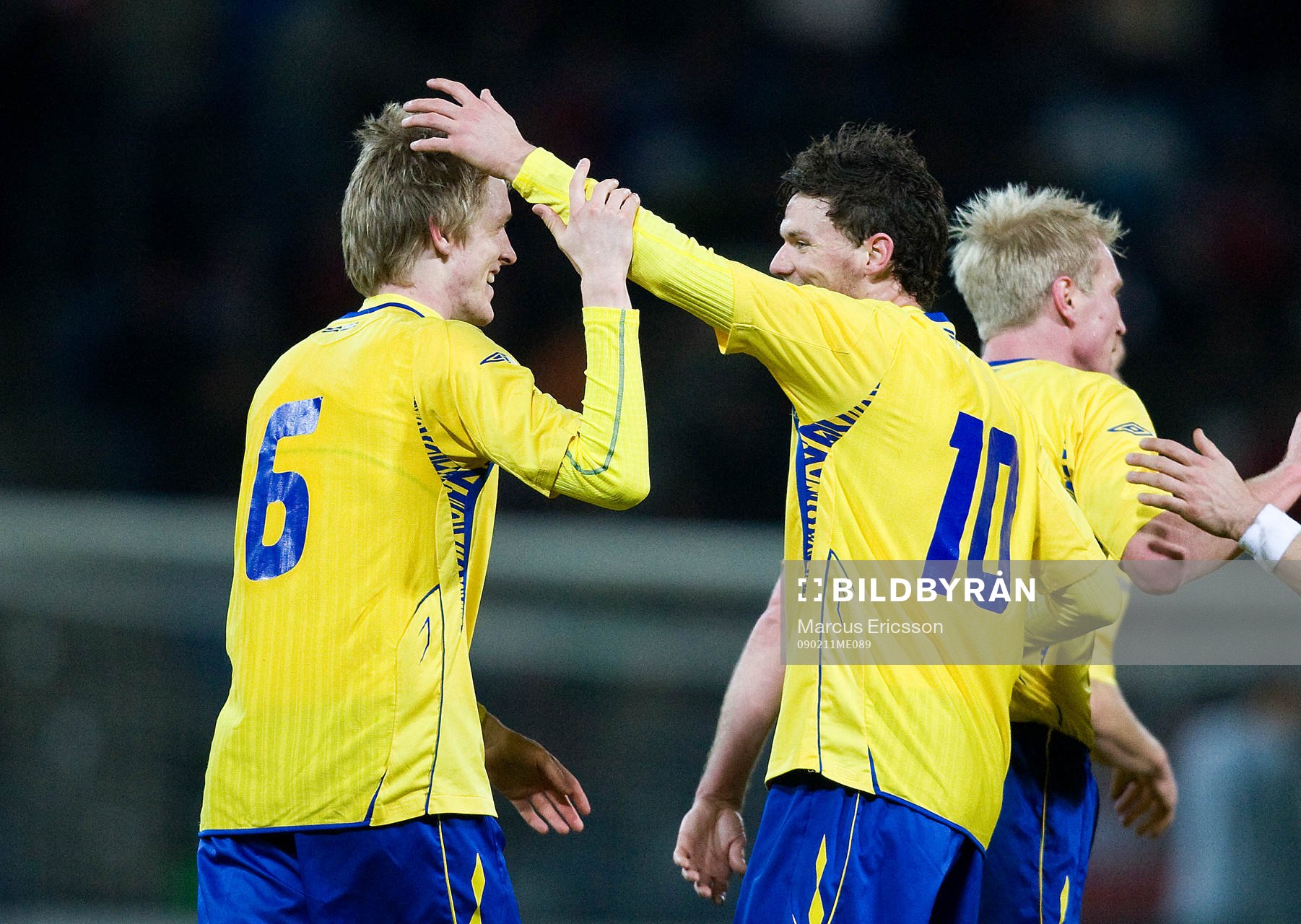 Rasmus Elm grattas av Marcus Berg. Jubel