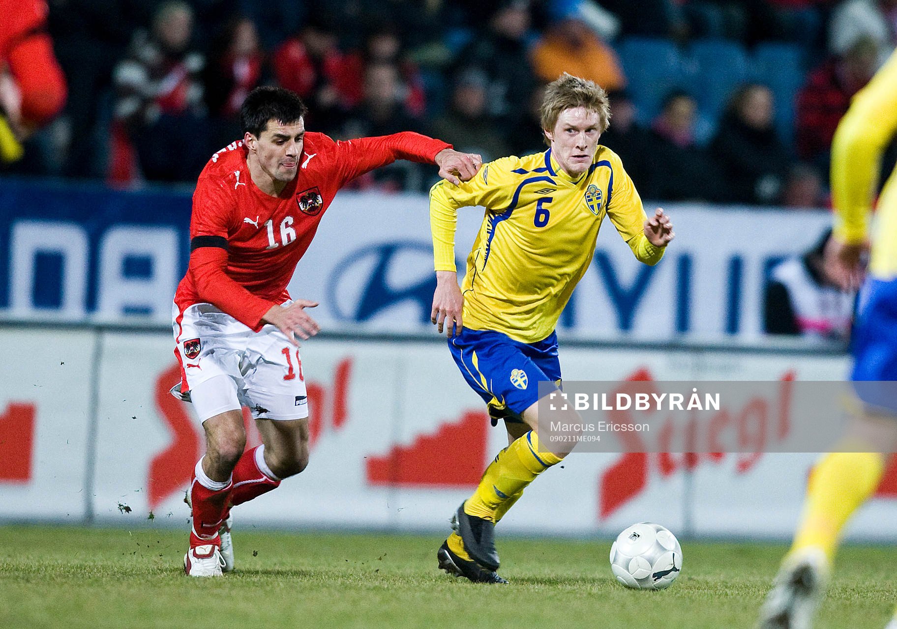 Rasmus Elm, Sverige med Paul Scharner, Österrike i ryggen