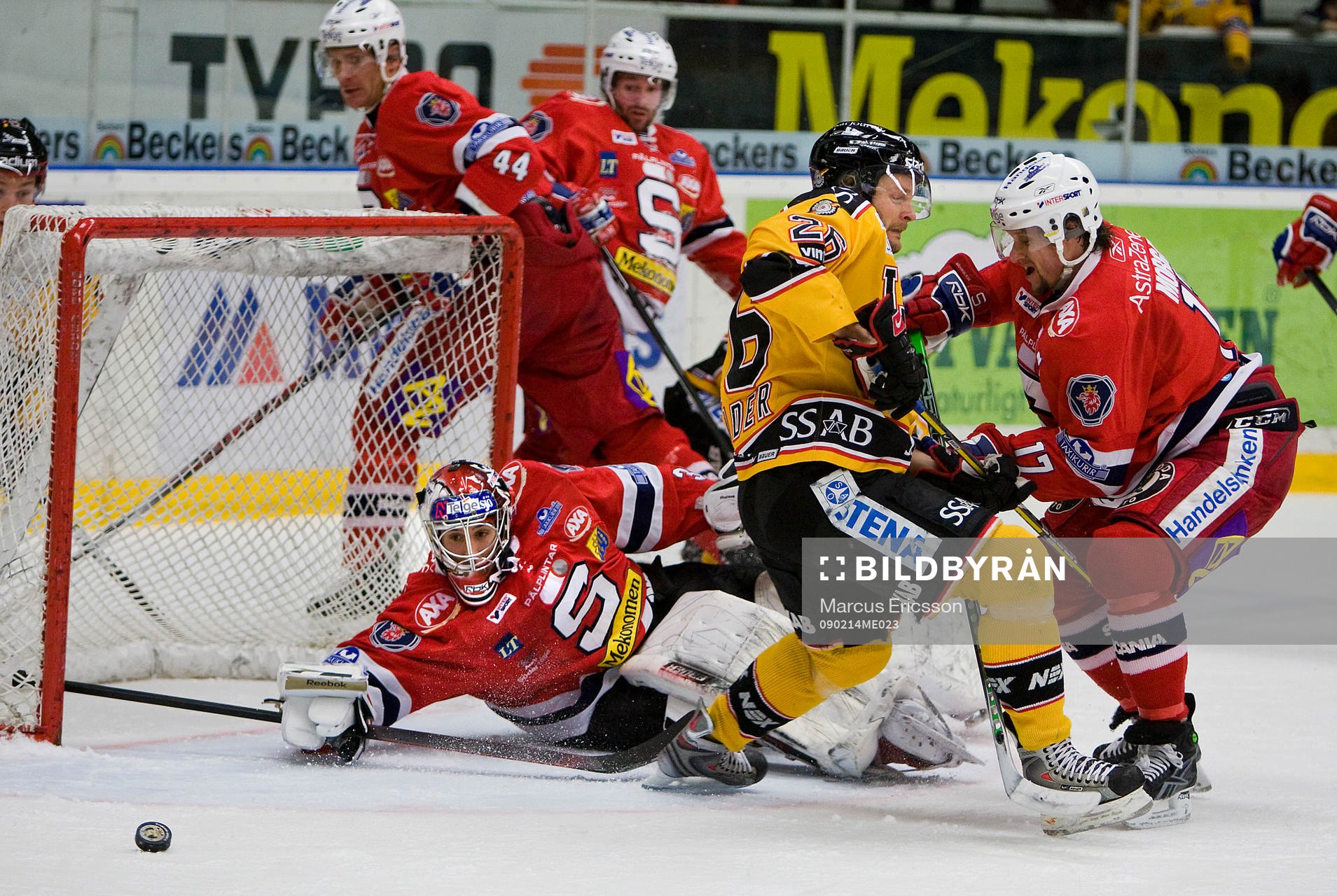 Henrik Karlsson, målvakt Södertälje ser pucken glida