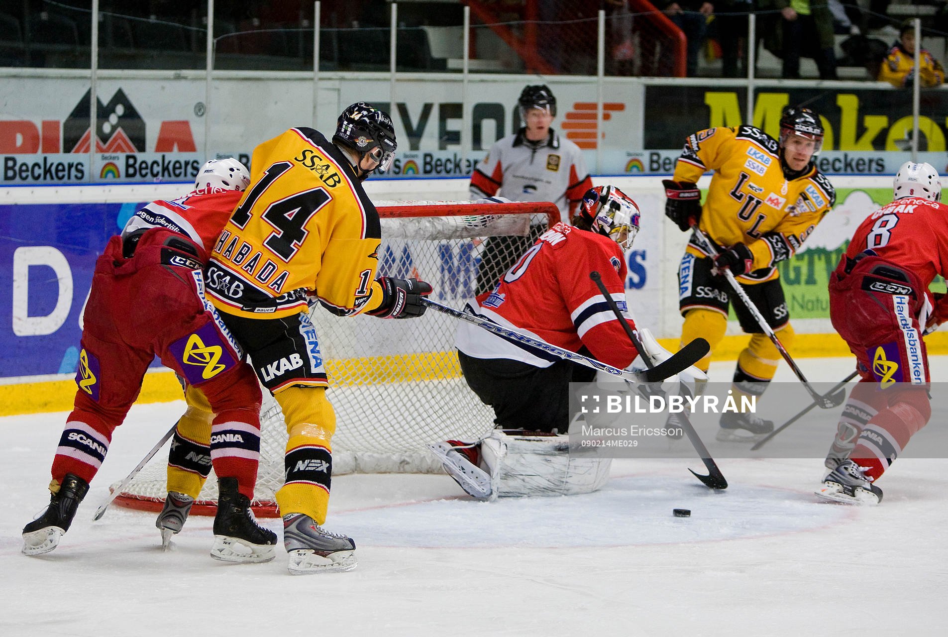 Tommi Miettinen spelar in till Martin Chabada, Luleå som