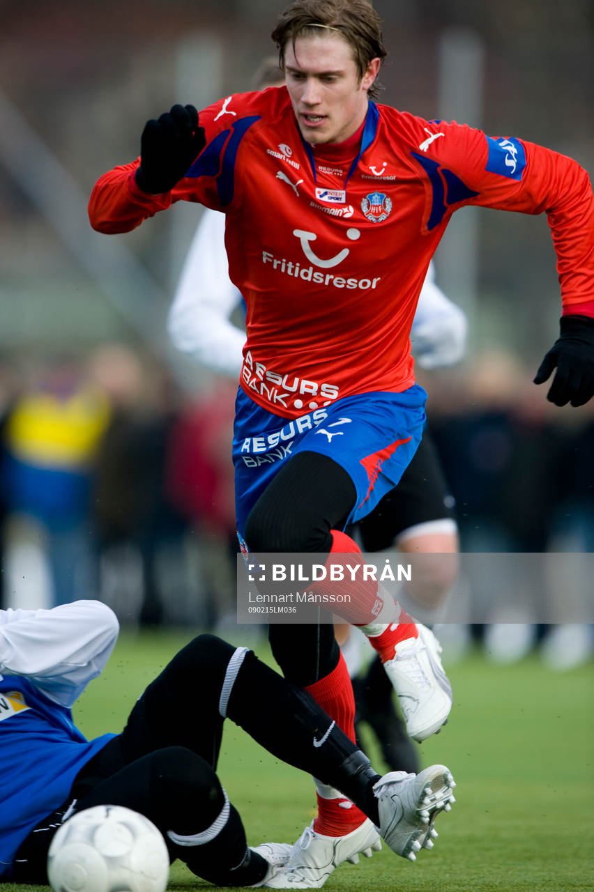 Tobias Holmqvist, 2-målsskytt senast, tar sig fram