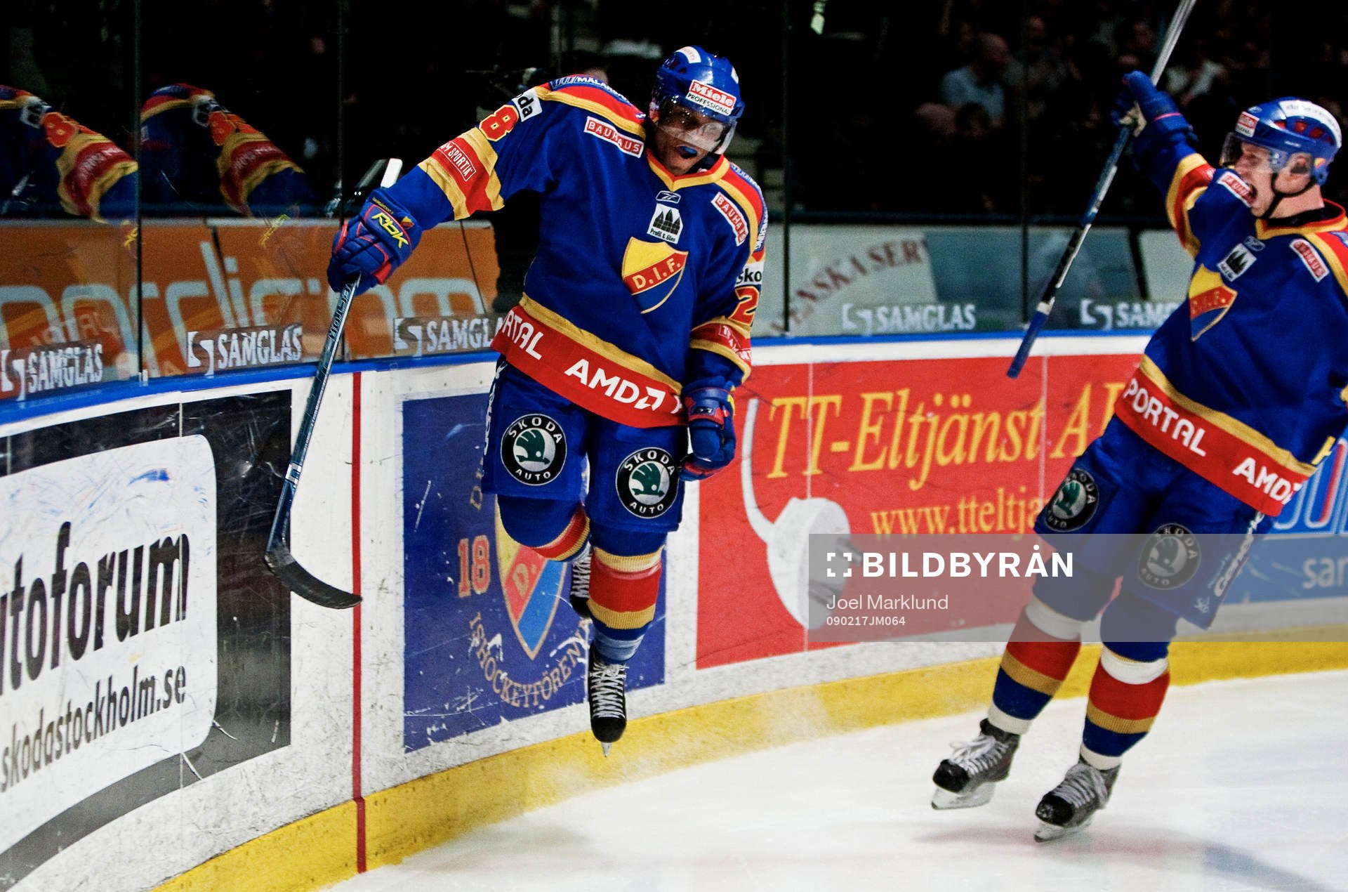 Carl Gustafsson, Djurgården, kastar sig upp mot sargen och