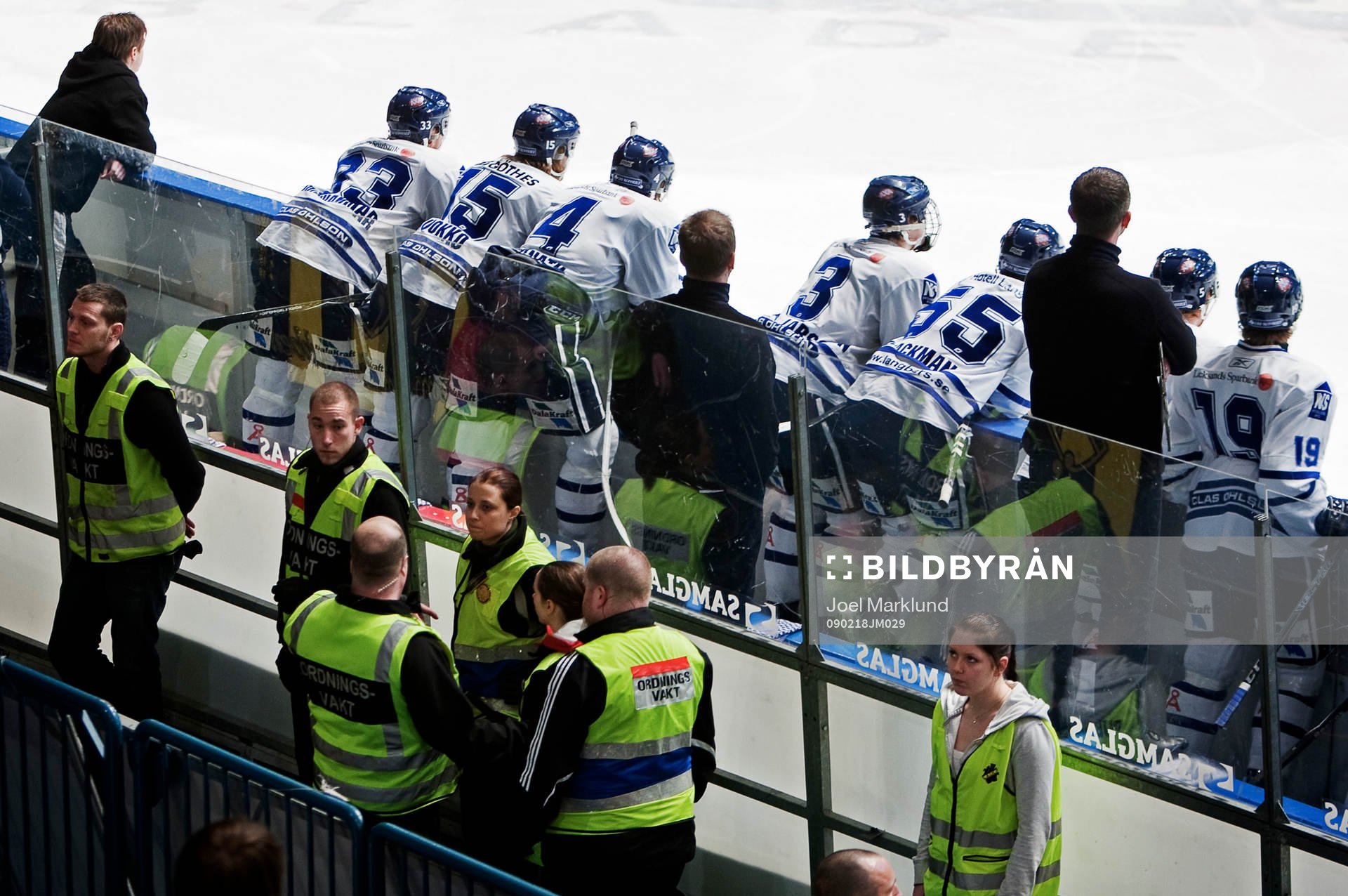 Säkerhetspersonal fick skydda Leksands spelare och