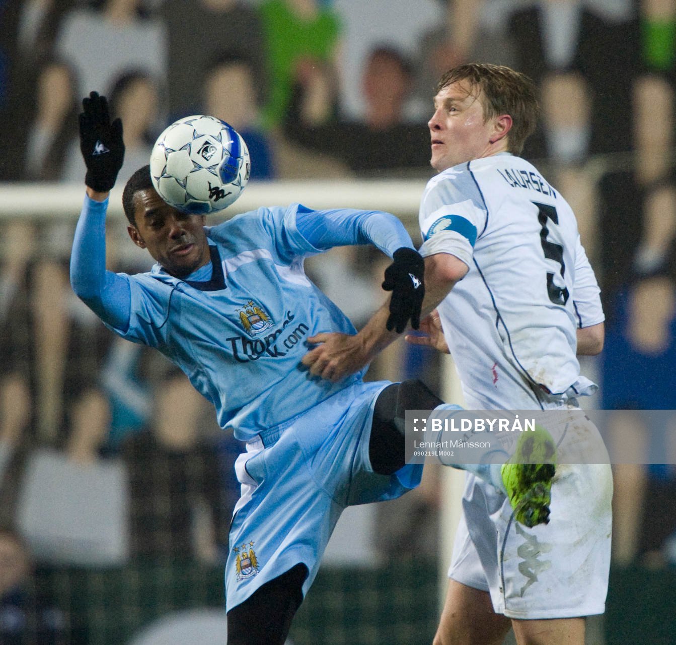 Fotboll, Uefa-cupen, FC Köpenhamn - Manchester City: Robinho tar ner bollen men tacklas av Ulrik Laursen