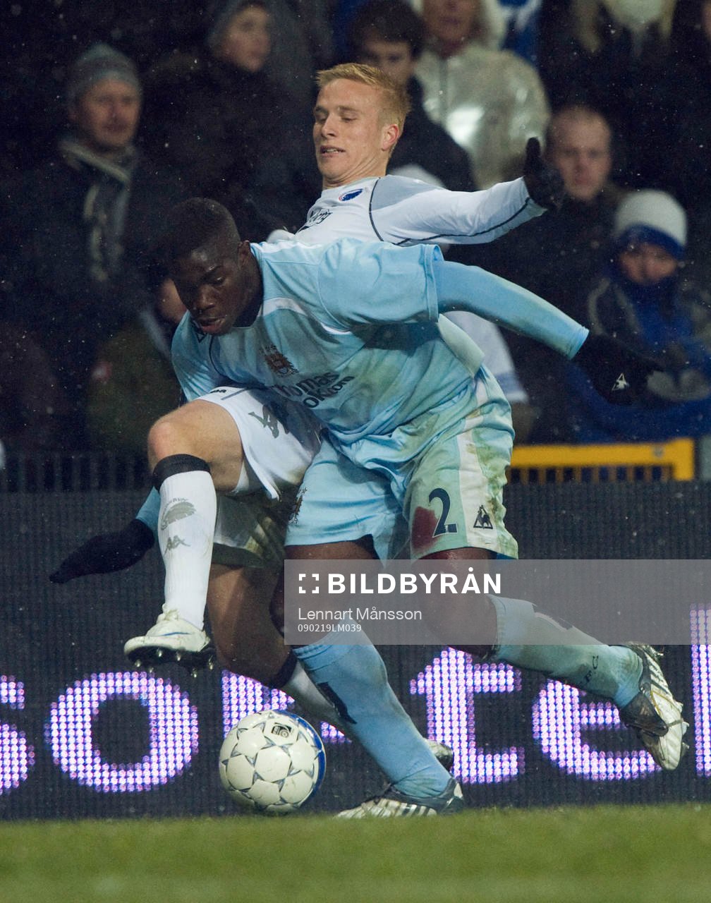 Micah Richards tar bollen för Oscar Wendt