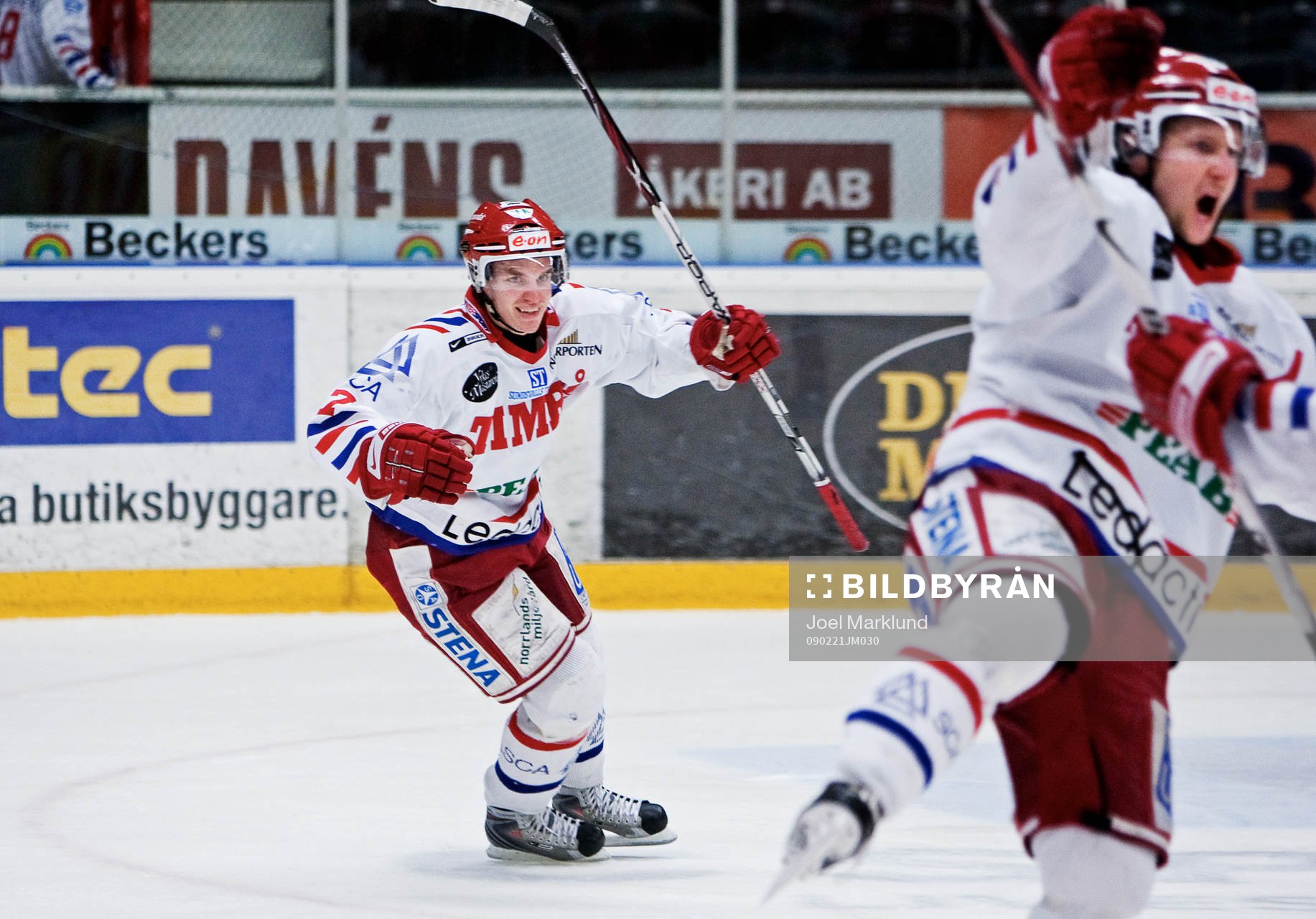 Fredrik Hynning rusar mot Mikko Lehtonen, Timrå, för att