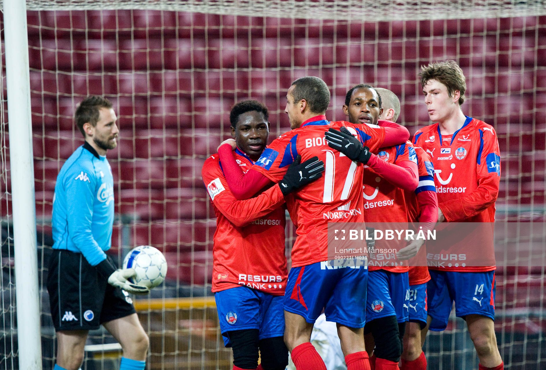 Henrik Larsson grattar René Makondele till 1-1. Johan