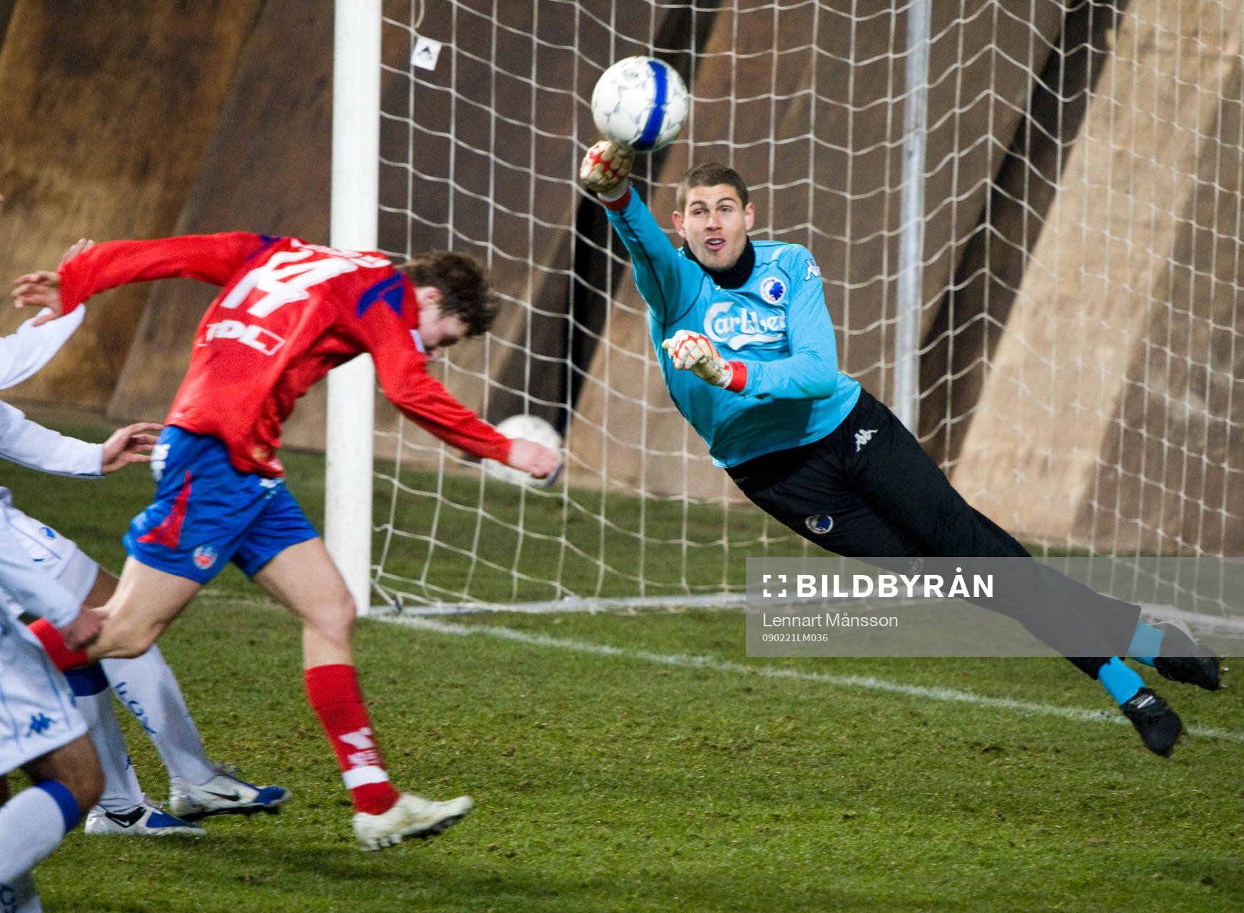 Nathan Coe boxar undan bollen framför Marcus Bergholtz