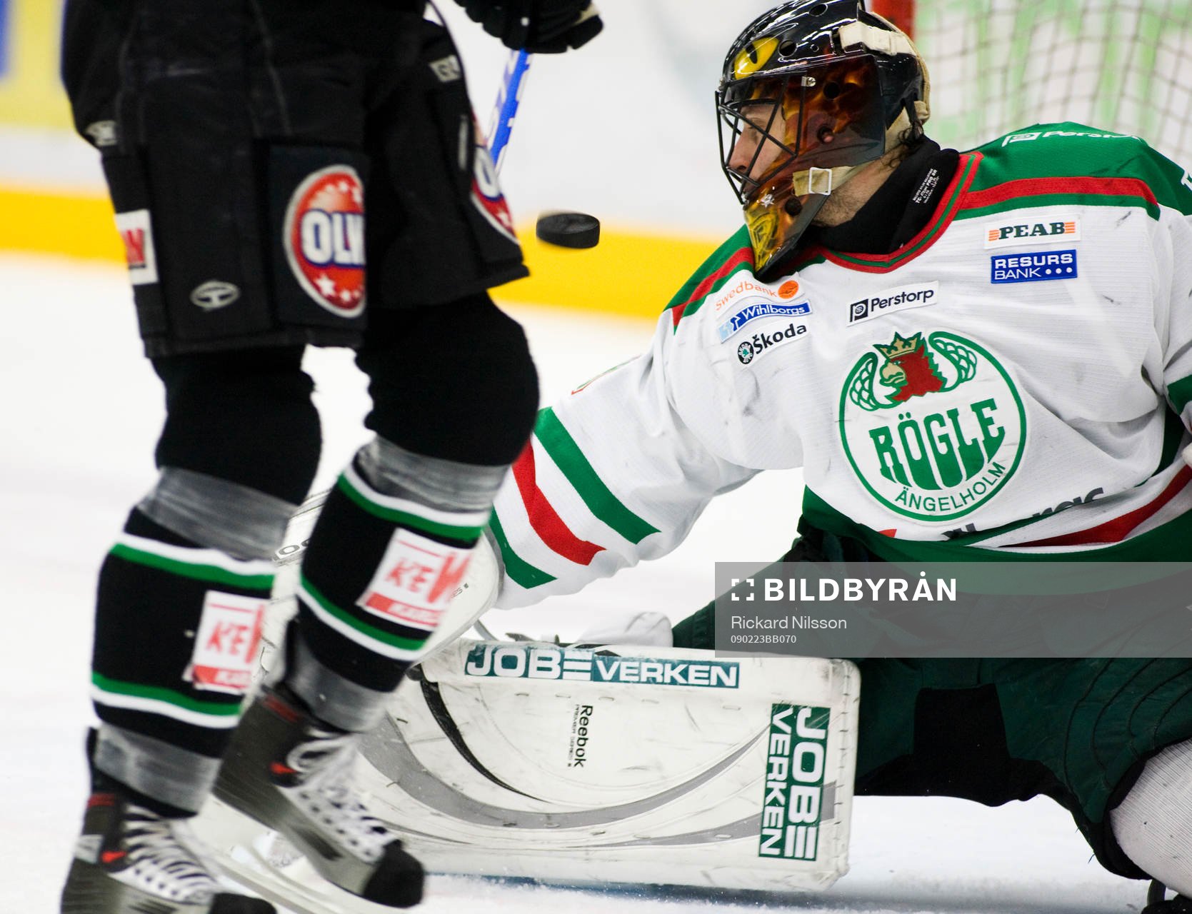 Pucken förbi Jürgen Penker, målvakt, Rögle