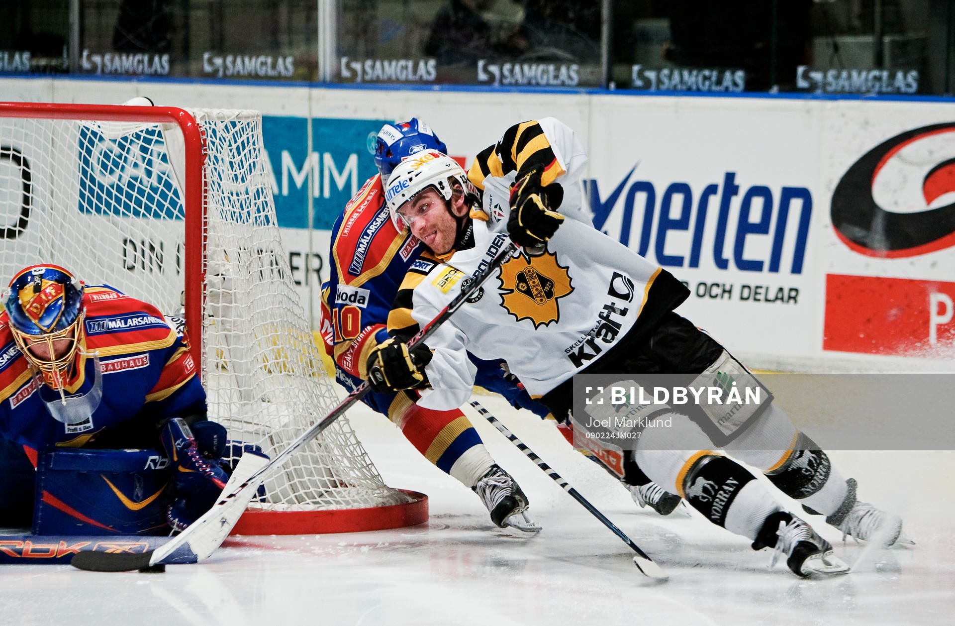 Niko Dimitrakos, Skellefteå, trycker in pucken på mål