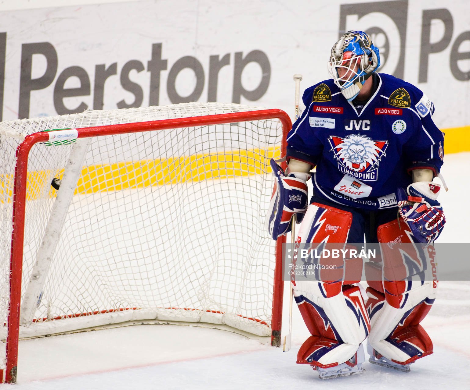 Mika Noronen, målvakt, Linköping, ser pucken i