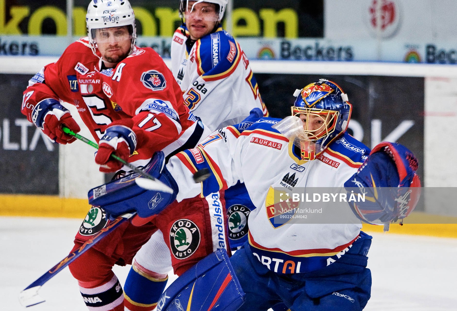 Jason Morgan, Södertälje, styr en puck mot Gustaf