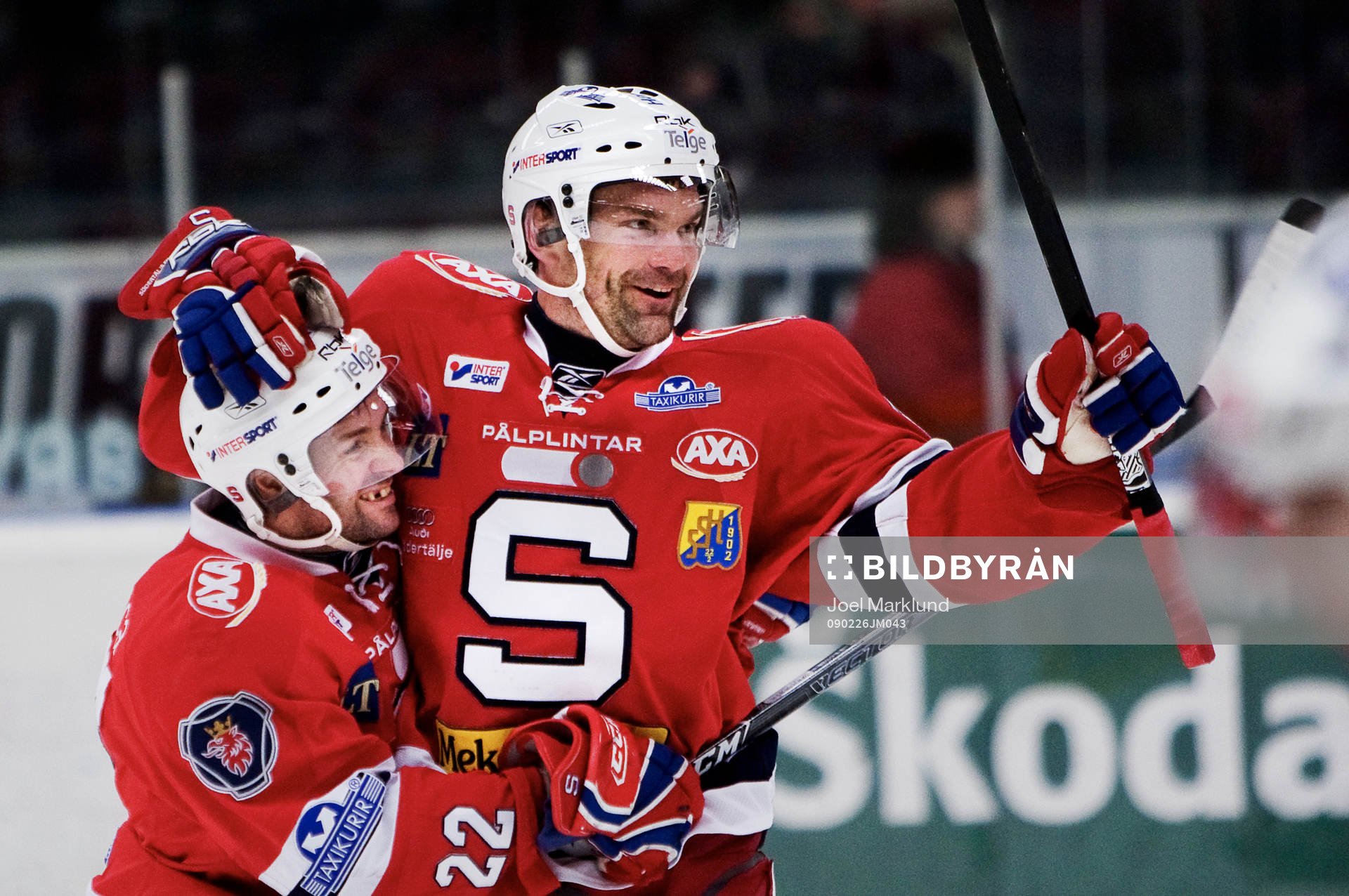 Stefan Bemström gratulerar Jonas Höglund, Södertälje,