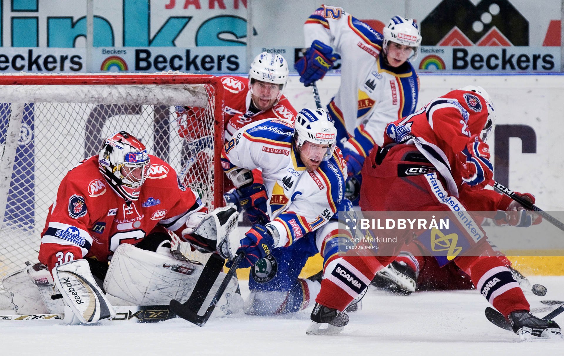 Stökigt framför Henrik Karlsson, målvakt, Södertälje