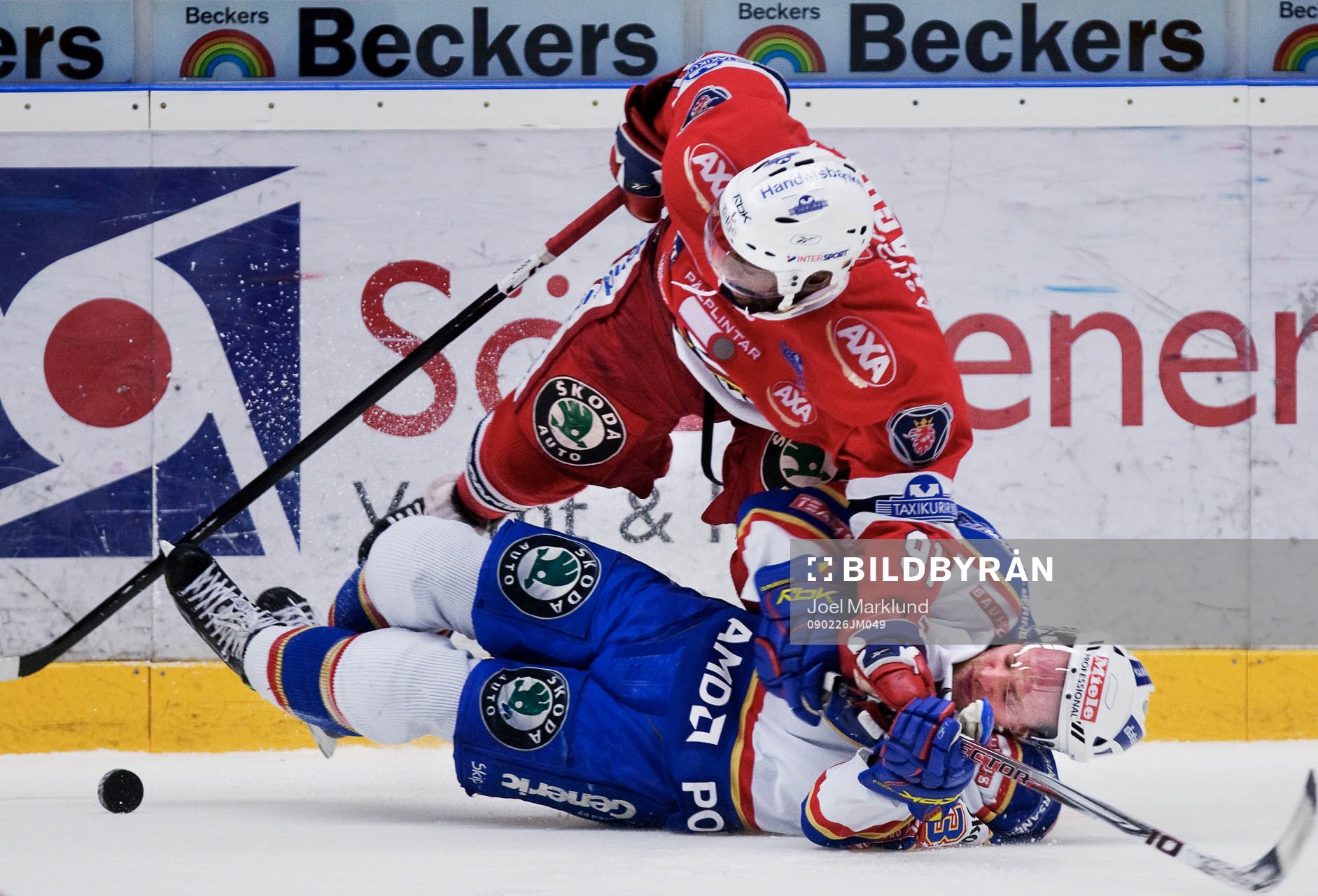 Yared Hagos, Södertälje, vinner pucken i kamp mot Timmy