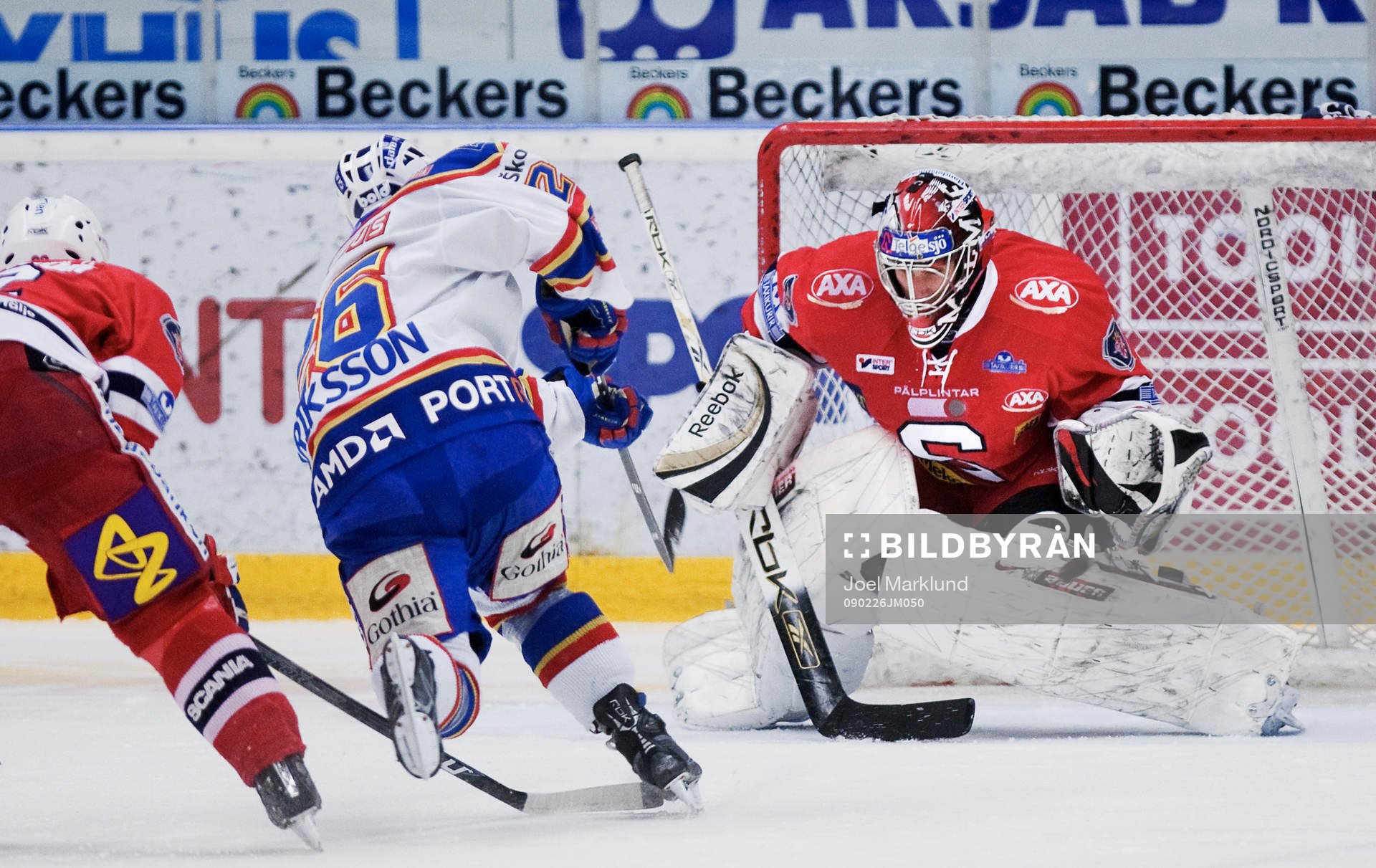 Tim Eriksson, Djurgården, skjuter pucken utanför Henrik