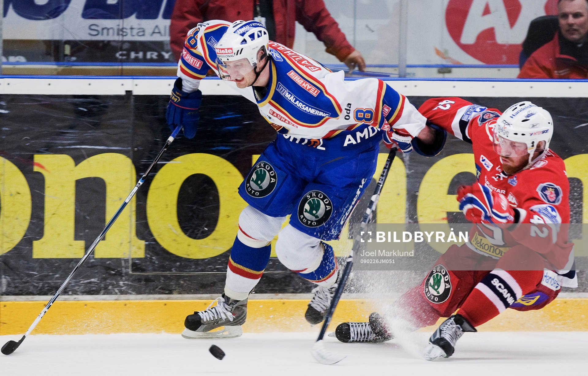 Jens Olsson, Södertälje, drar i Michael Holmqvist,