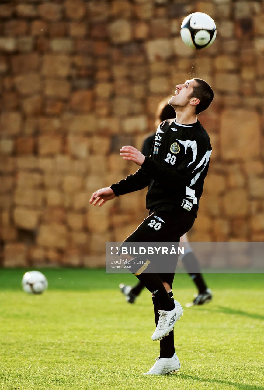 Emir Bajrami jonglerar med bollen