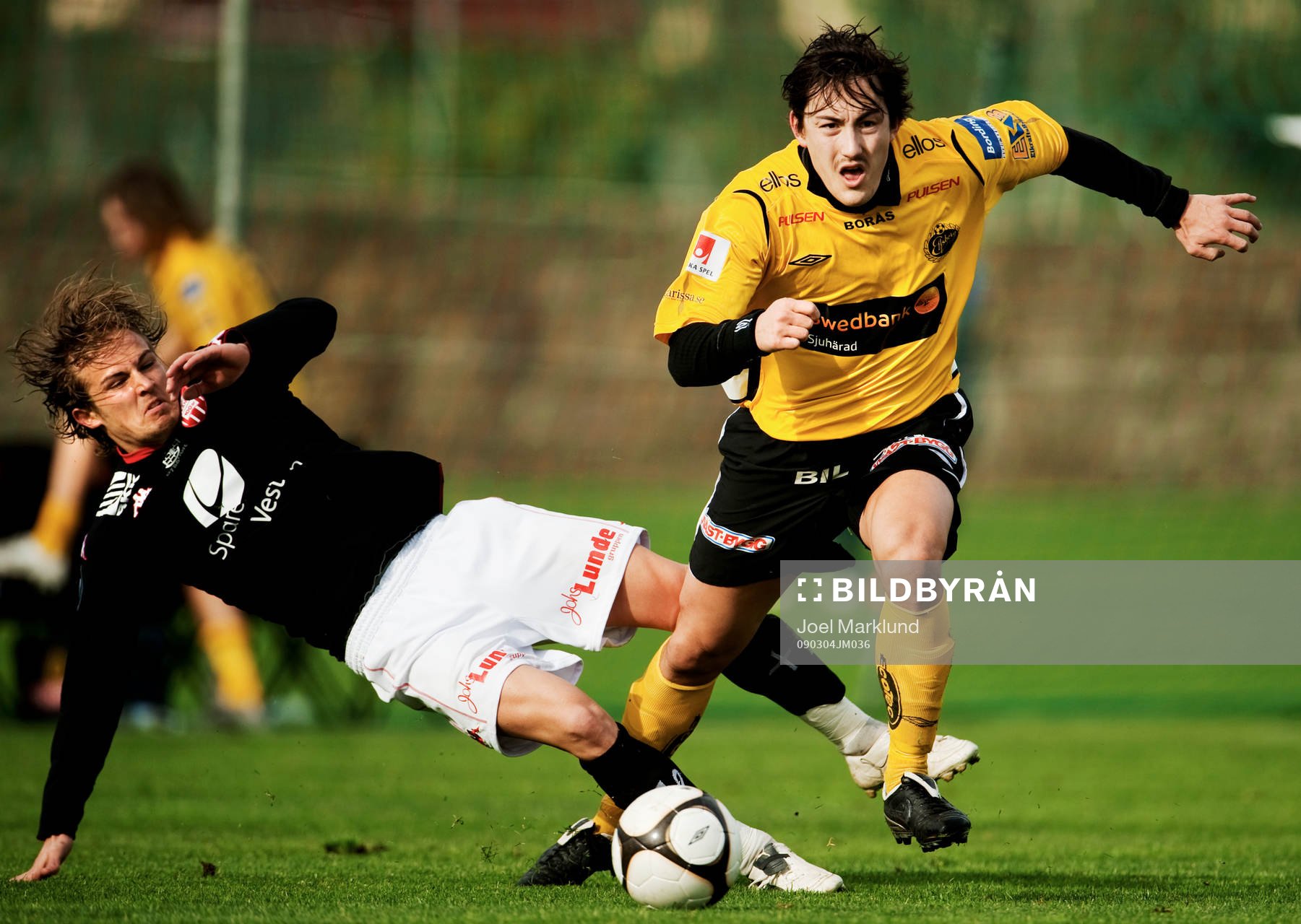 Stefan Ishizaki, Elfsborg, fälls av en Brann-försvarare