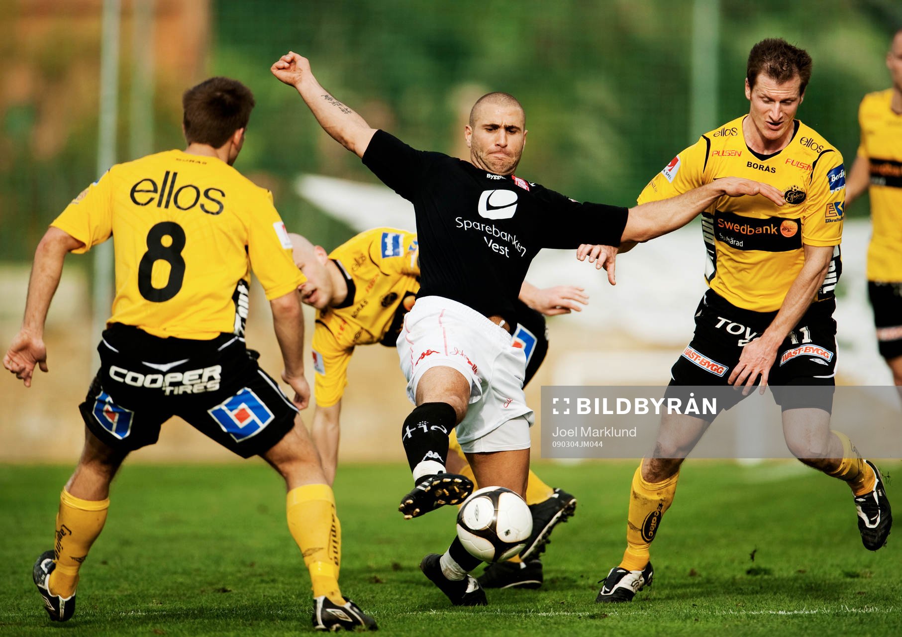 Anders Svensson och Daniel Mobaeck, Elfsborg, stoppar Azar