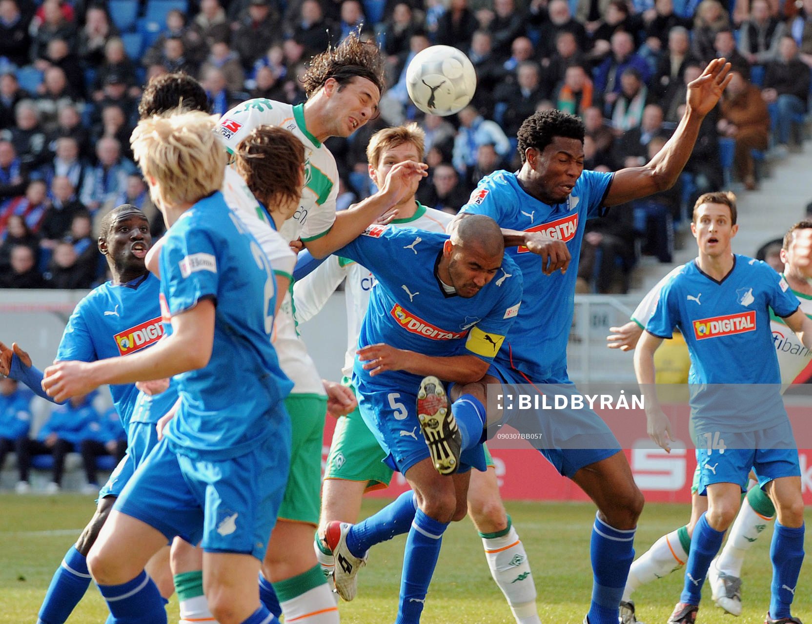  Claudio Pizarro Werder, Marvin Compper och Isaac Vorsah, nickduell.